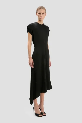 Abito con spalle intrecciate in nero