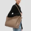 Borsa tote The Victoria in pelle grigio tortora Borsa tote The Victoria in pelle grigio tortora