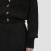 Cardigan con tasche a trecce in nero Cardigan con tasche a trecce in nero