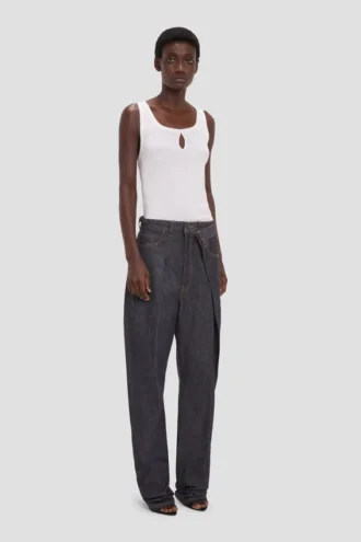 Dettaglio pieghe in jeans indaco