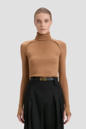 Maglione a collo alto in color cammello scuro