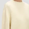 Maglione dalla vestibilità comoda in avorio Maglione dalla vestibilità comoda in avorio