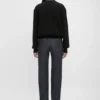 Maglione dalla vestibilità comoda in nero Maglione dalla vestibilità comoda in nero